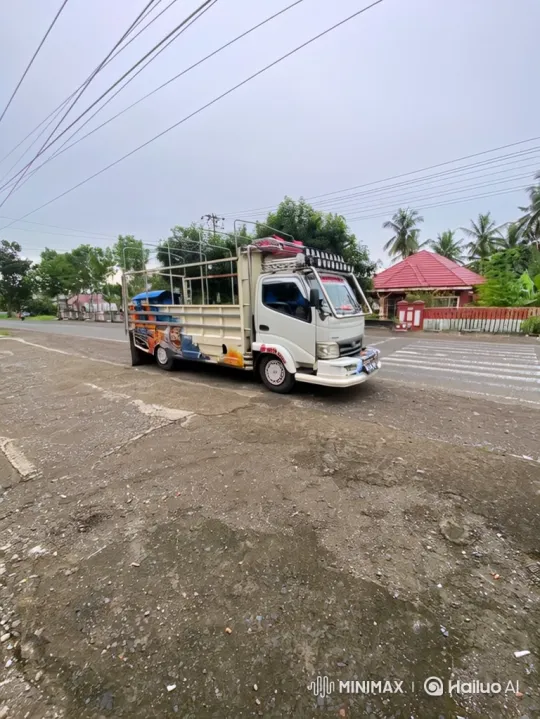 Custom White Truck Lowers Its Ride Height Smoothly – AI Generated Video | Hailuo AI