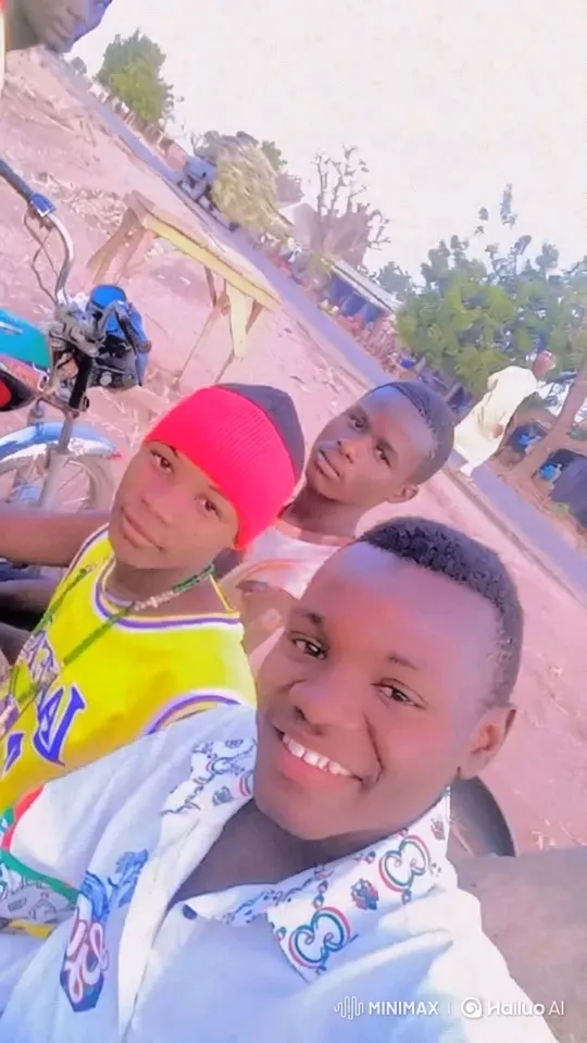 Young Man Takes Joyful Selfie with Friends – AI Generated Video | Hailuo AI
