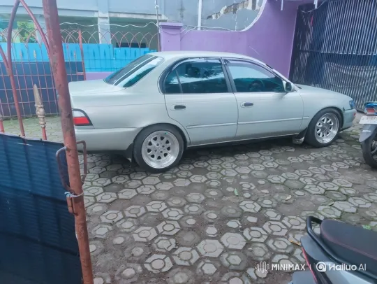 Silver Sedan Demonstrates Air Suspension Lowering – AI Generated Video | Hailuo AI