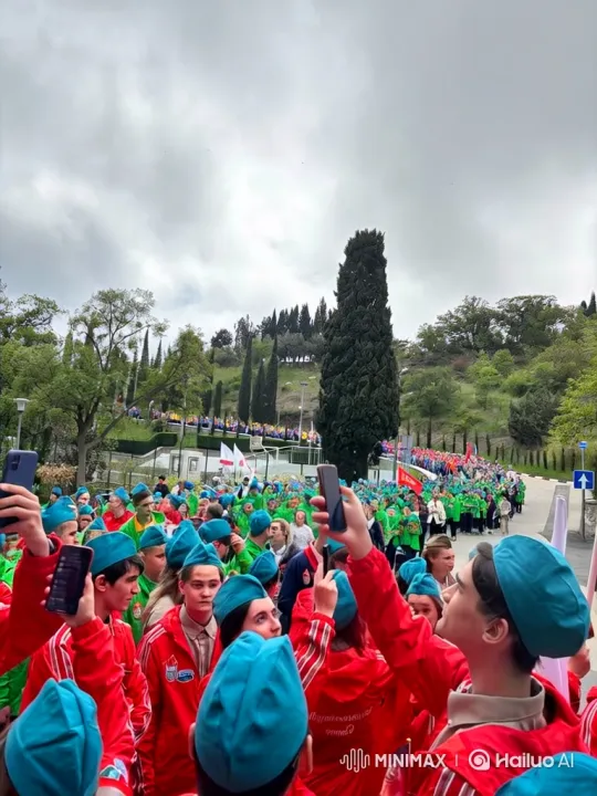 Crowd Panic and Dispersal in a Park Setting – AI Generated Video | Hailuo AI