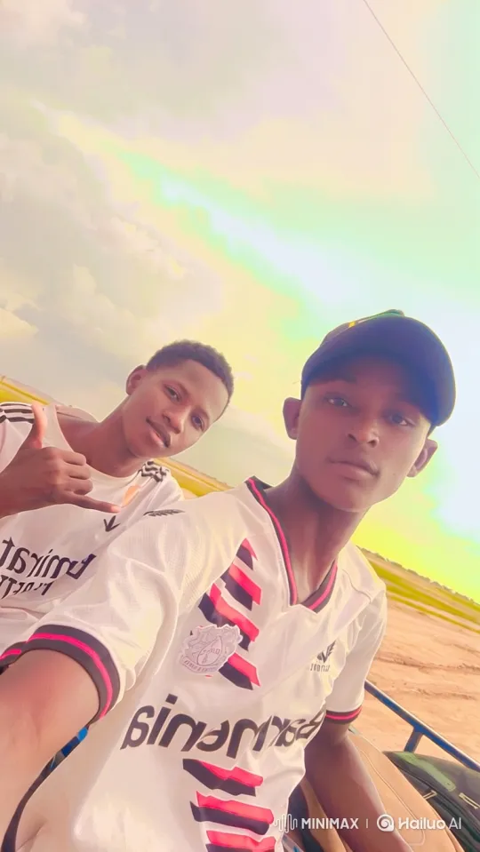 Two Friends Enjoying a Sunny Day – AI Generated Video | Hailuo AI
