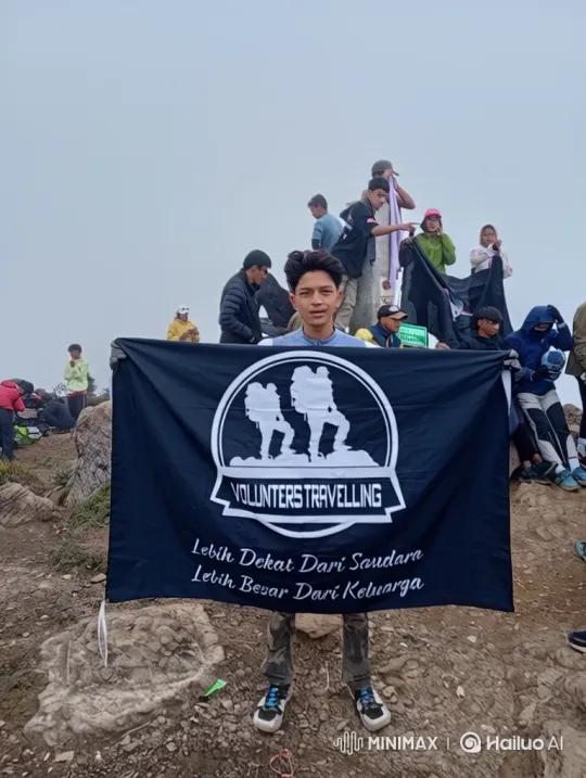 Volunteers on a Mountain Peak to Earth from Space – AI Generated Video | Hailuo AI