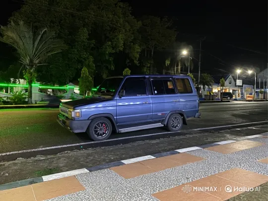 Vintage Blue SUV Lowers Its Suspension at Night – AI Generated Video | Hailuo AI