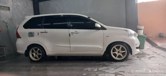 Vehicle Air Suspension Lowering Demo in Garage Setting – AI Generated Video | Hailuo AI