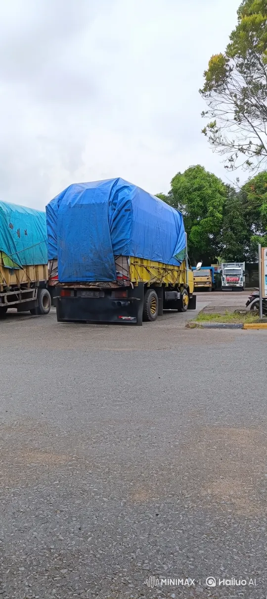 Yellow Truck Lowers Its Body Smoothly in Static Scene – AI Generated Video | Hailuo AI