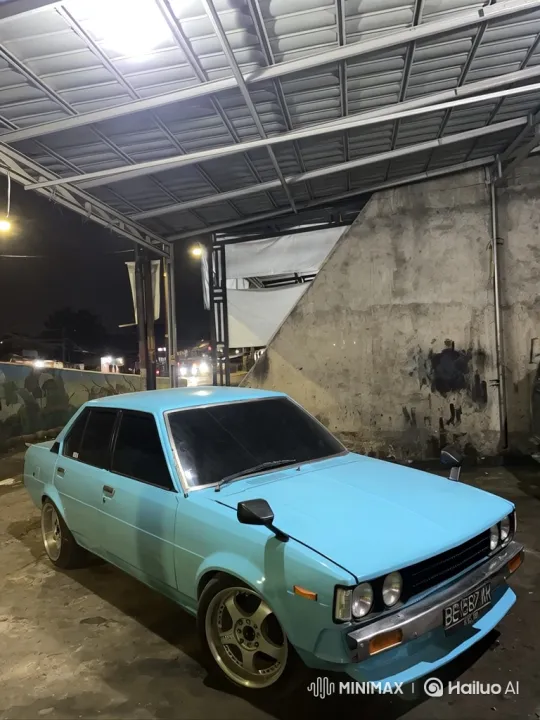 Vintage Sedan Showcases Custom Modifications and Air Suspension – AI Generated Video | Hailuo AI