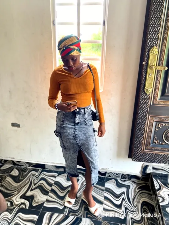 Young Woman Prepares to Exit After Phone Notification – AI Generated Video | Hailuo AI