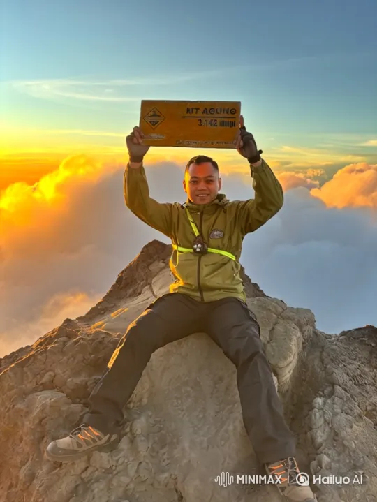 Man Conquers Mt. Agung at Sunrise, Earth Revealed from Space – AI Generated Video | Hailuo AI