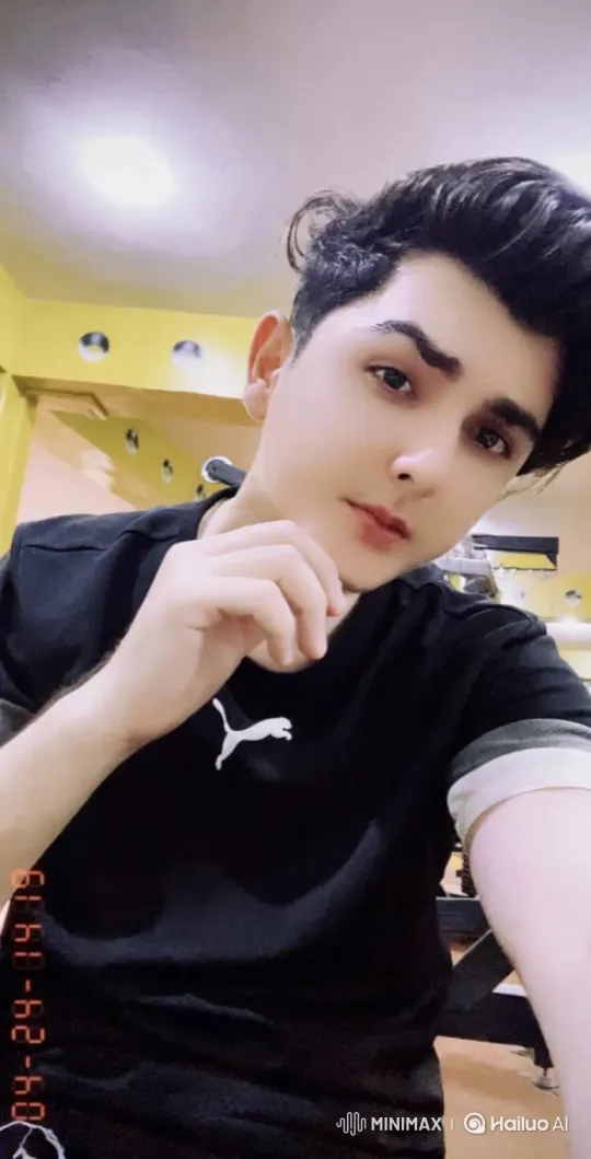 Romantic Encounter in a Golden-Hour Park Setting – AI Generated Video | Hailuo AI