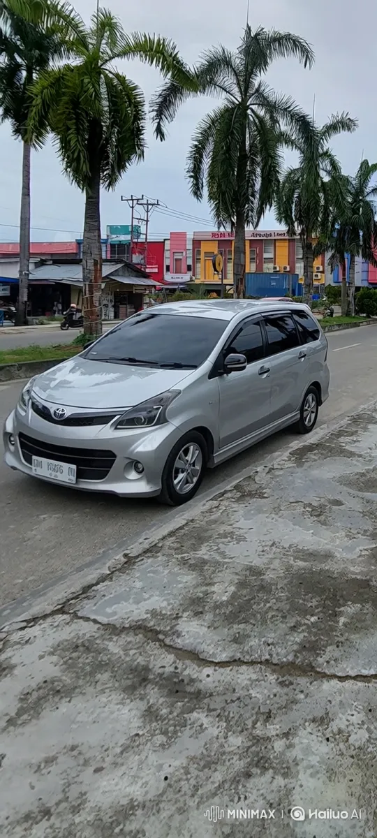 Silver Minivan Lowering with Air Suspension – AI Generated Video | Hailuo AI