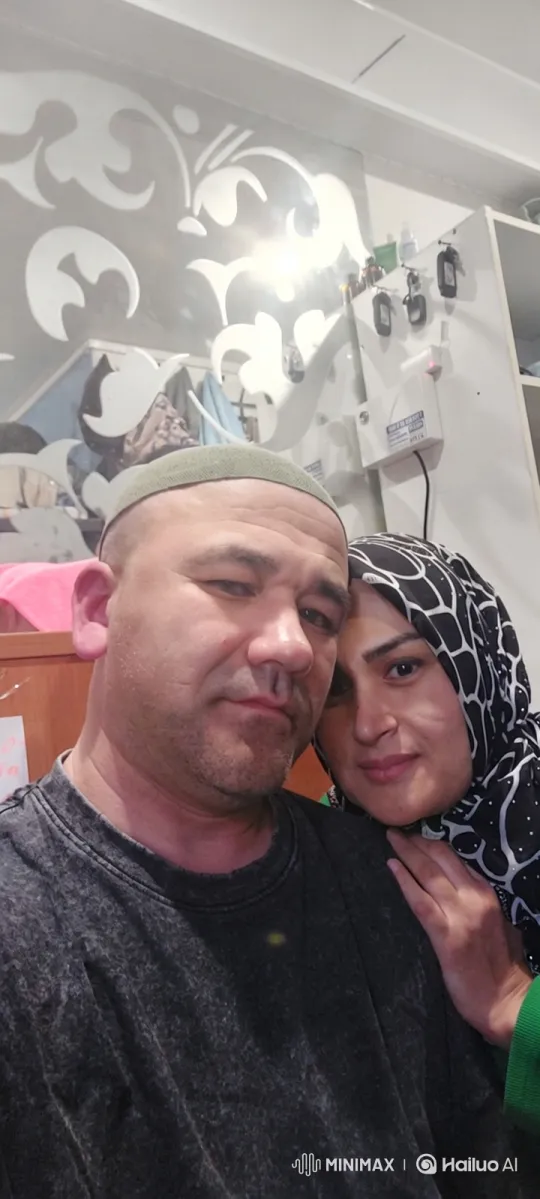 Couple's Quiet Intimacy Captured in Gentle Pose – AI Generated Video | Hailuo AI