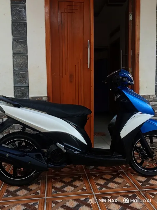 Sleek Scooter Lowering on Porch with Sophisticated Suspension – AI Generated Video | Hailuo AI