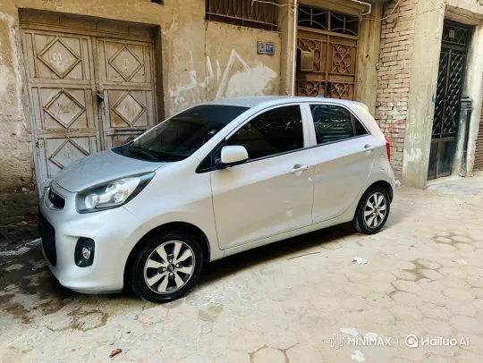 Silver Hatchback Lowers in Alleyway Display – AI Generated Video | Hailuo AI