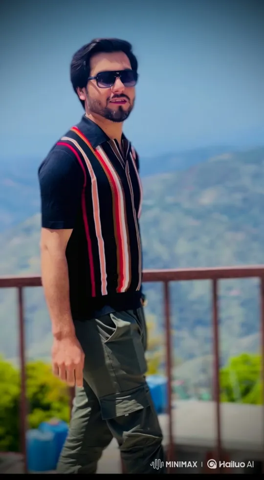 Couple Shares Intimate Moment at Mountain Viewpoint – AI Generated Video | Hailuo AI