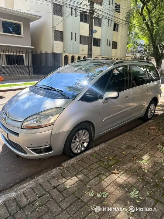Silver Minivan Descends Smoothly with Air Suspension – AI Generated Video | Hailuo AI