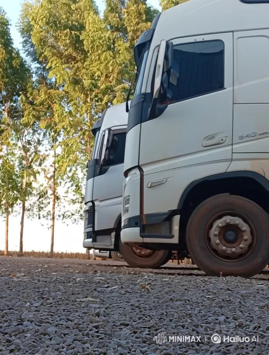 White Semi-Truck Lowering Its Suspension – AI Generated Video | Hailuo AI