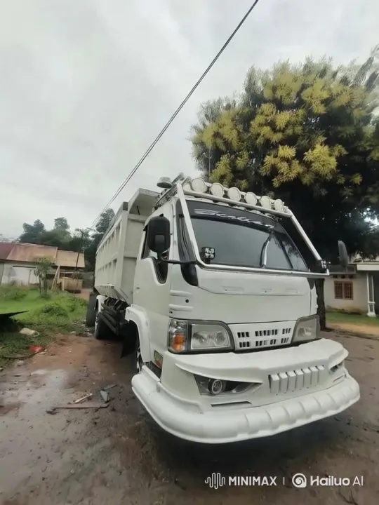 Truck on Muddy Road: Close-Up Details and Dynamic Lighting – AI Generated Video | Hailuo AI