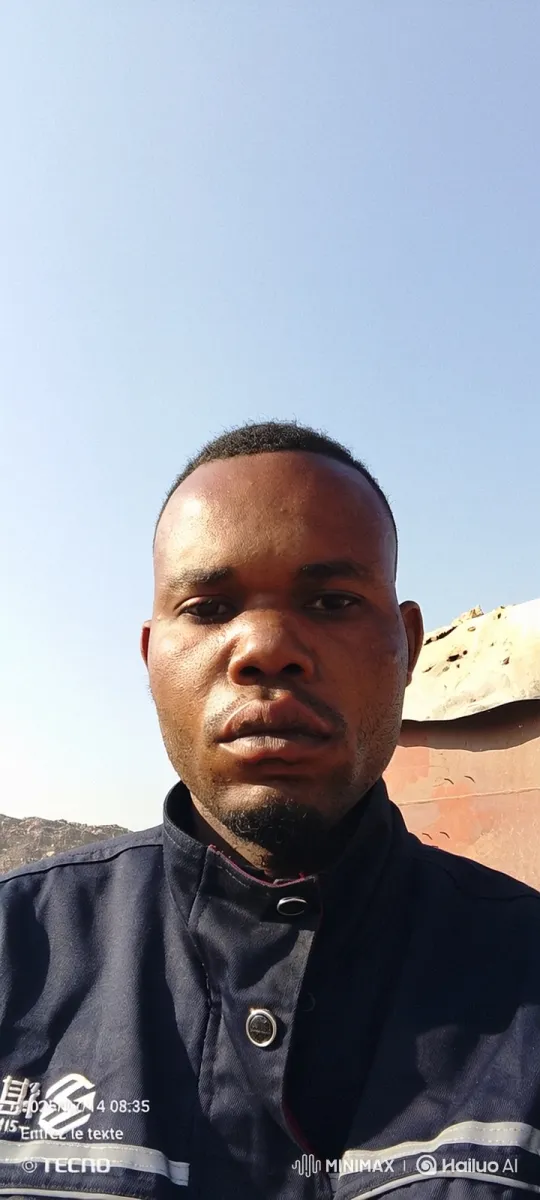 Man in Work Jacket Maintains Steady Gaze with Subtle Facial Expressions – AI Generated Video | Hailuo AI