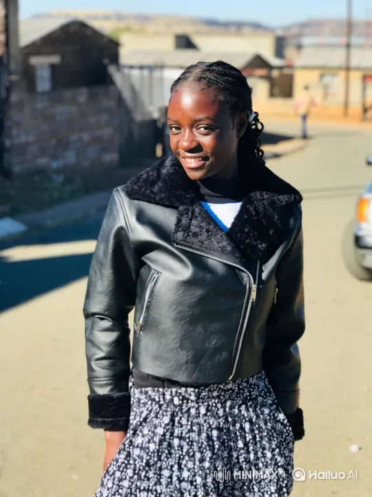 Young Black Woman Smiles Warmly in Sunny Outdoor Scene – AI Generated Video | Hailuo AI