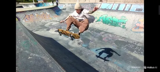 Skateboarder Performs Impressive Aerial Trick in Skate Bowl – AI Generated Video | Hailuo AI