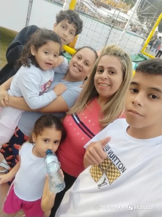 Joyful Group Selfie with Smiling Faces and Happy Moments – AI Generated Video | Hailuo AI