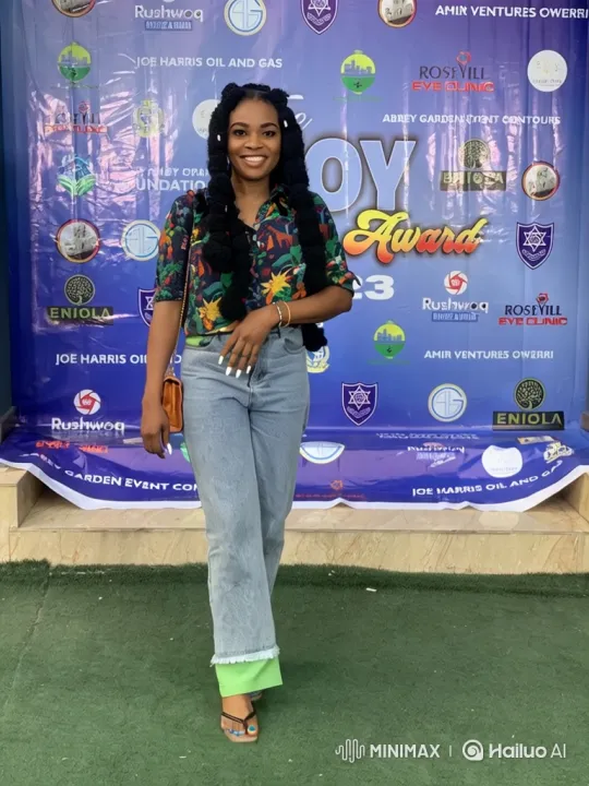 Woman Enters Luxury SUV, Leaves from Event Banner Scene – AI Generated Video | Hailuo AI
