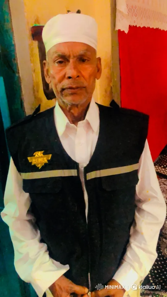 Elderly Man Poses with AI-Generated Celebrity in Seamless Blend – AI Generated Video | Hailuo AI