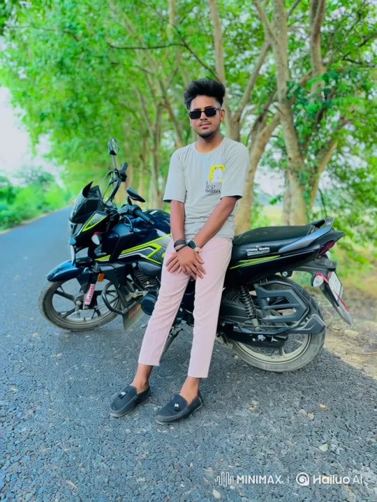 Peaceful Encounter in Urban Park at Golden Hour – AI Generated Video | Hailuo AI