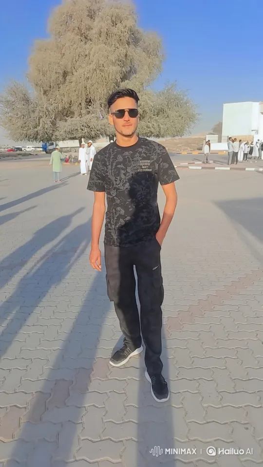 Young Couple's Intimate Moment in Golden Hour Plaza – AI Generated Video | Hailuo AI