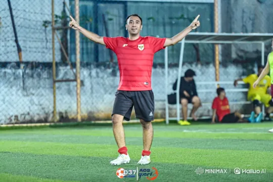 Football Player Celebrates Victory on Artificial Grass Pitch – AI Generated Video | Hailuo AI