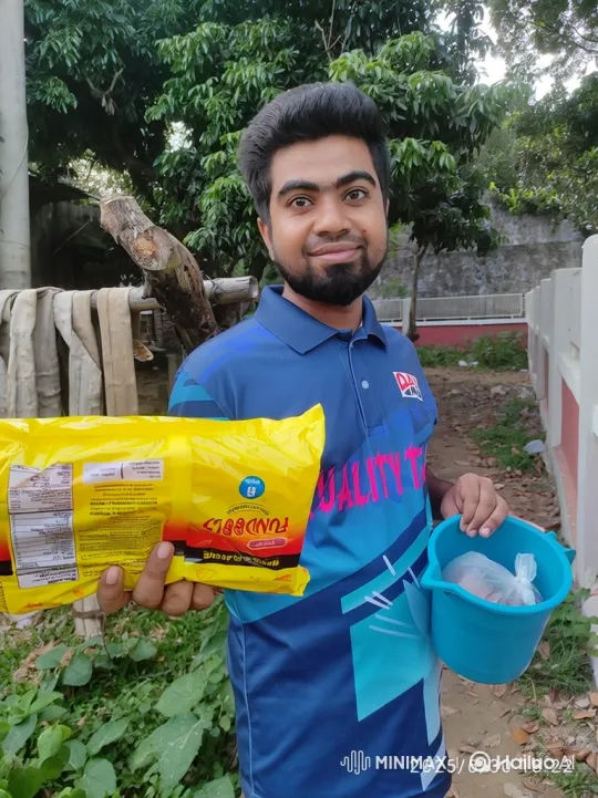 Man Triumphantly Pours Noodles into Tiny Bucket – AI Generated Video | Hailuo AI