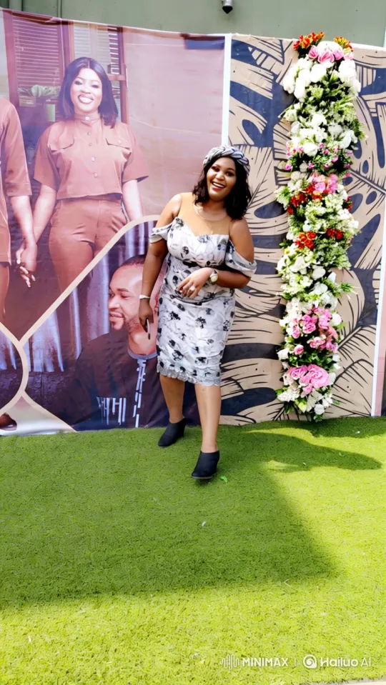 Woman Lifts and Runs with Bugatti at Outdoor Event – AI Generated Video | Hailuo AI