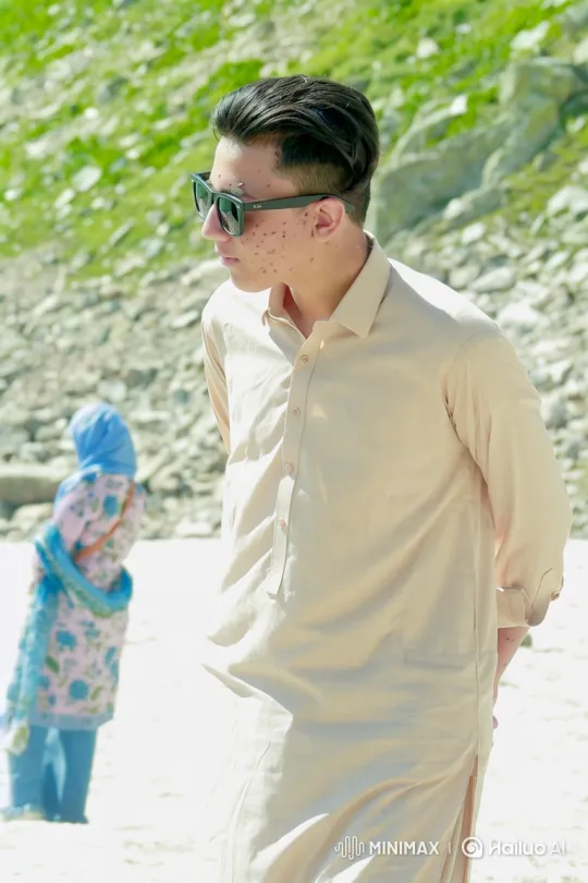 Couple Shares Intimate Moment in Golden Hour Park – AI Generated Video | Hailuo AI