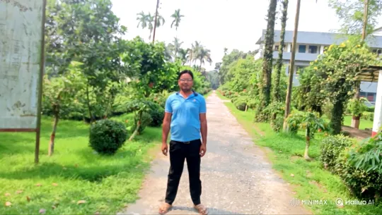 Man in Blue Shirt Boards Helicopter with Minister – AI Generated Video | Hailuo AI