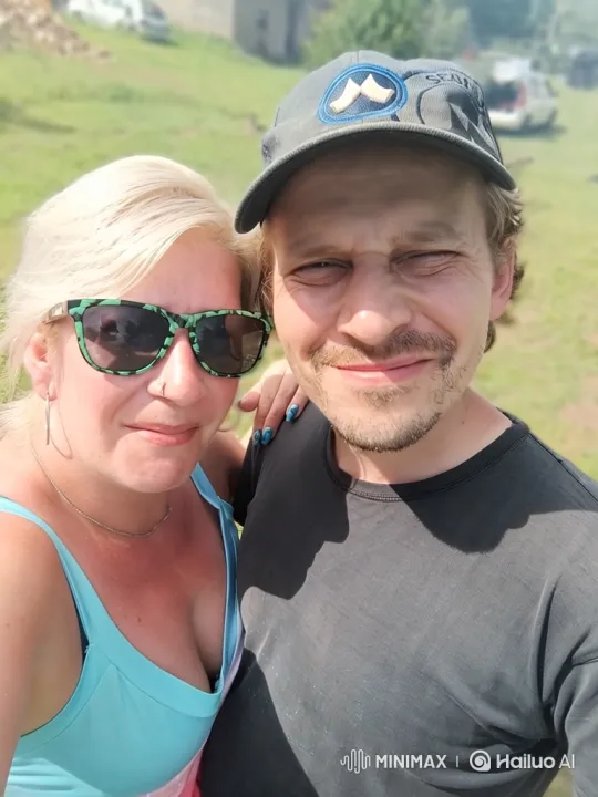 Couple's Sunny Day Affection Captured in Slow-Motion – AI Generated Video | Hailuo AI