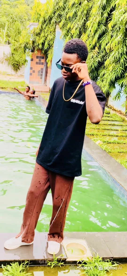 Poolside Fashion Pose: Young Man's Stylish Display – AI Generated Video | Hailuo AI
