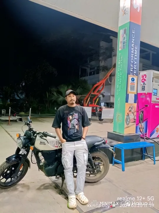 Young Couple Shares Quiet Moment in Golden Hour Park – AI Generated Video | Hailuo AI