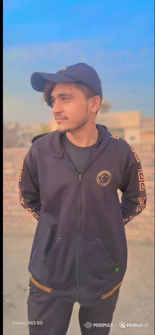 Couple Shares Intimate Moment in Golden Hour Park – AI Generated Video | Hailuo AI