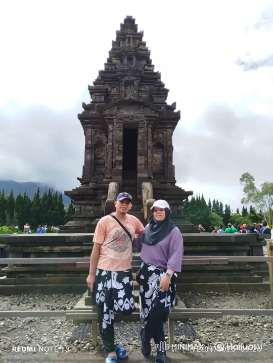 Tourists at Temple with Epic Panoramic Pull-Out to Earth View – AI Generated Video | Hailuo AI