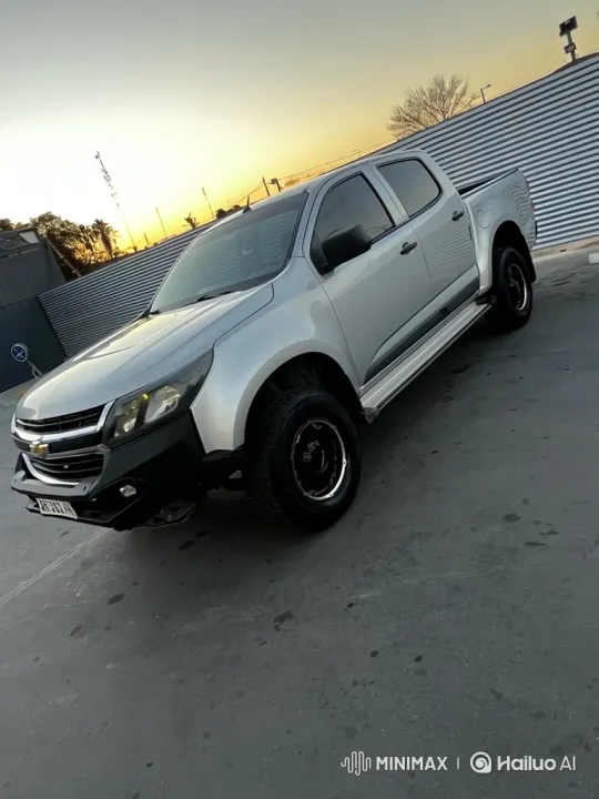 Modern Silver Pickup Truck Display and Departure at Dusk – AI Generated Video | Hailuo AI