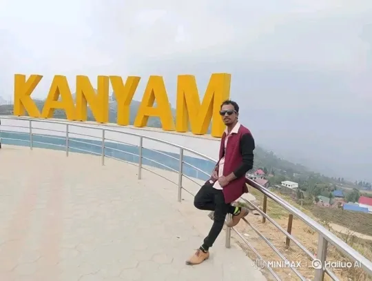 Man Enjoying Scenic Overlook in Casual Pose – AI Generated Video | Hailuo AI