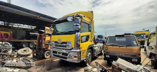 Yellow Semi-Truck Focus in Cluttered Repair Yard – AI Generated Video | Hailuo AI