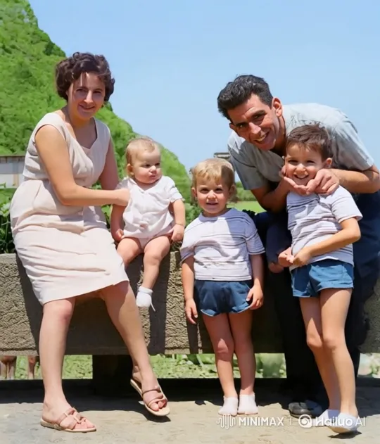 Family Portrait Captures Joyful Moment in Sunlit Park – AI Generated Video | Hailuo AI