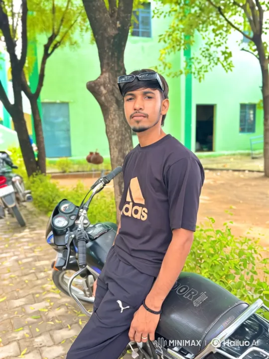Young Man Meets Renowned Political Figure in Courtyard – AI Generated Video | Hailuo AI