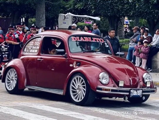 Custom Classic Car Showcases Unique Air Suspension – AI Generated Video | Hailuo AI