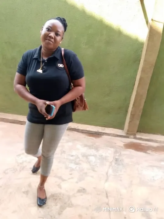 Woman in Casual Outfit Smiles, Steps Forward, Camera Closes In – AI Generated Video | Hailuo AI