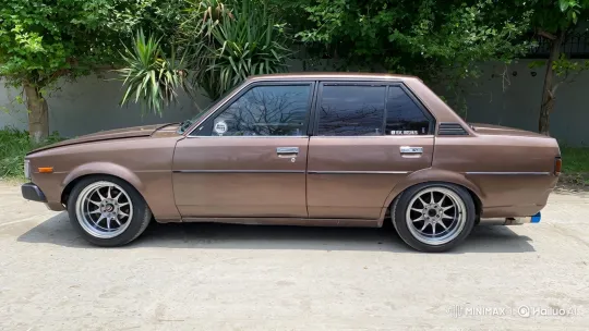 Vintage Sedan with Custom Air Suspension – AI Generated Video | Hailuo AI