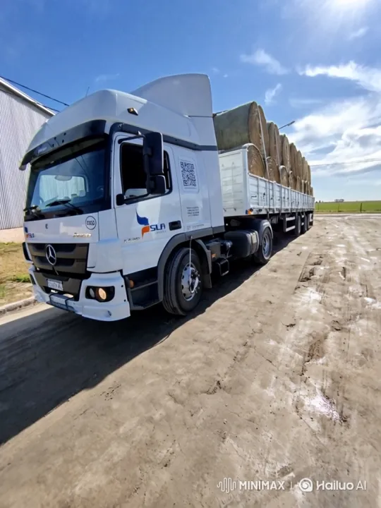 White Semi-Truck Simulates Air Suspension Deflation – AI Generated Video | Hailuo AI