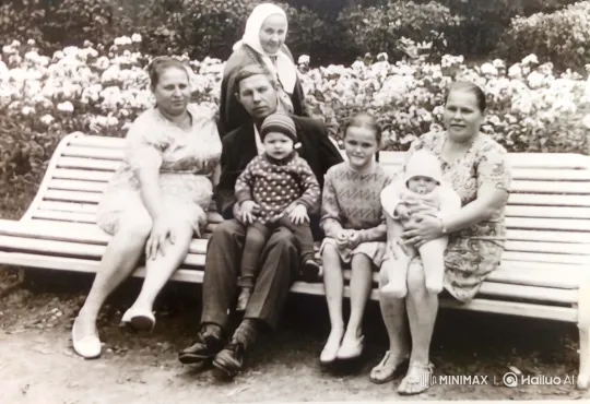Family Greeting Wave in a Park Setting – AI Generated Video | Hailuo AI