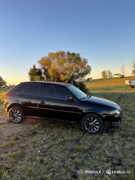 Car Lowering and Reflective Stance Display on Grass Field – AI Generated Video | Hailuo AI
